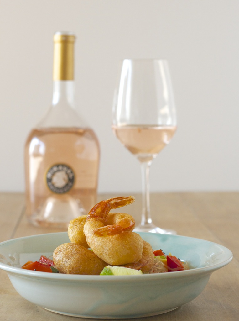 Rosé-Tempura-Garnelen auf Glasnudelsalat trifft Wein(Seligkeiten)